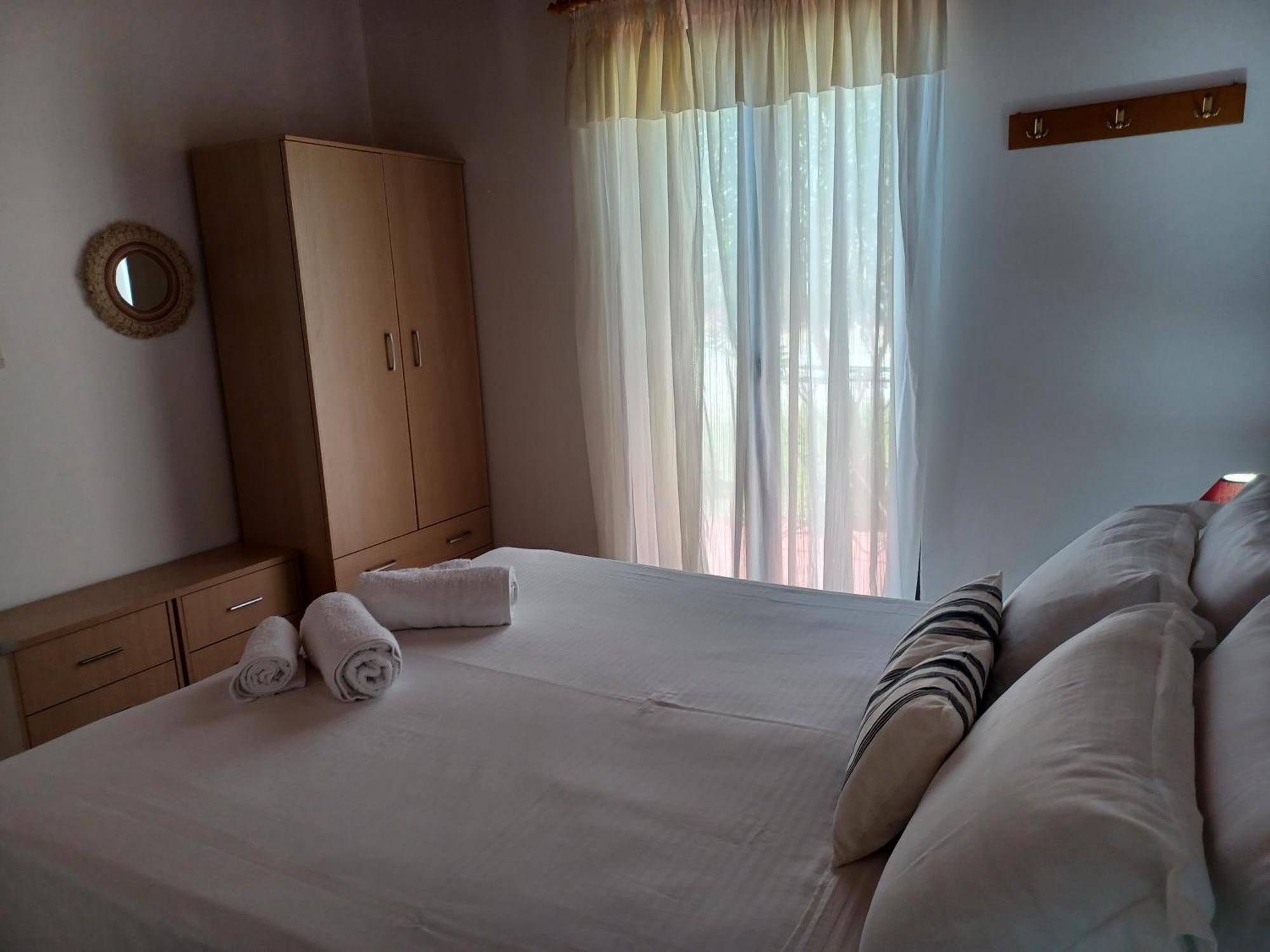 Nerissa Bungalow 2, Two Bedroom House With Sea View 스파르티아 외부 사진