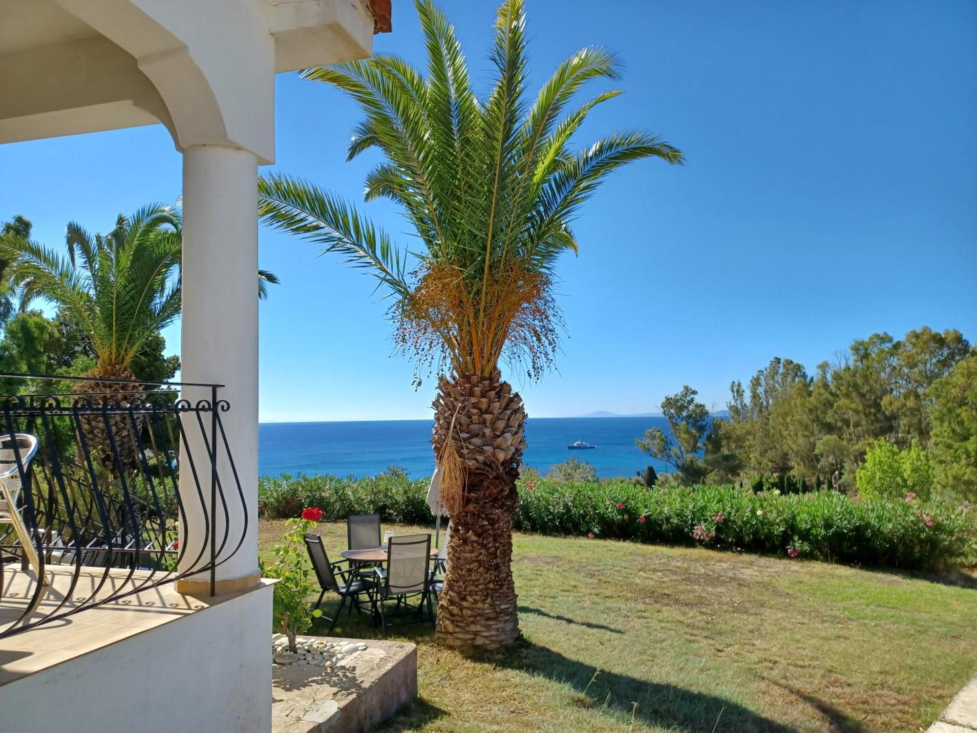 Nerissa Bungalow 2, Two Bedroom House With Sea View 스파르티아 외부 사진
