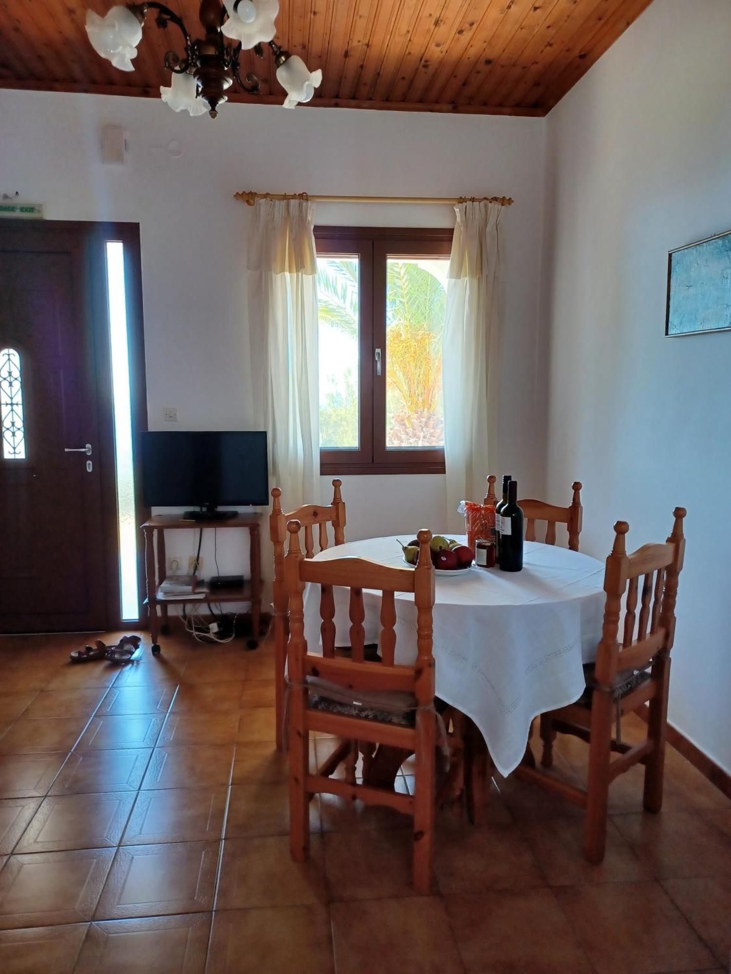 Nerissa Bungalow 2, Two Bedroom House With Sea View 스파르티아 외부 사진