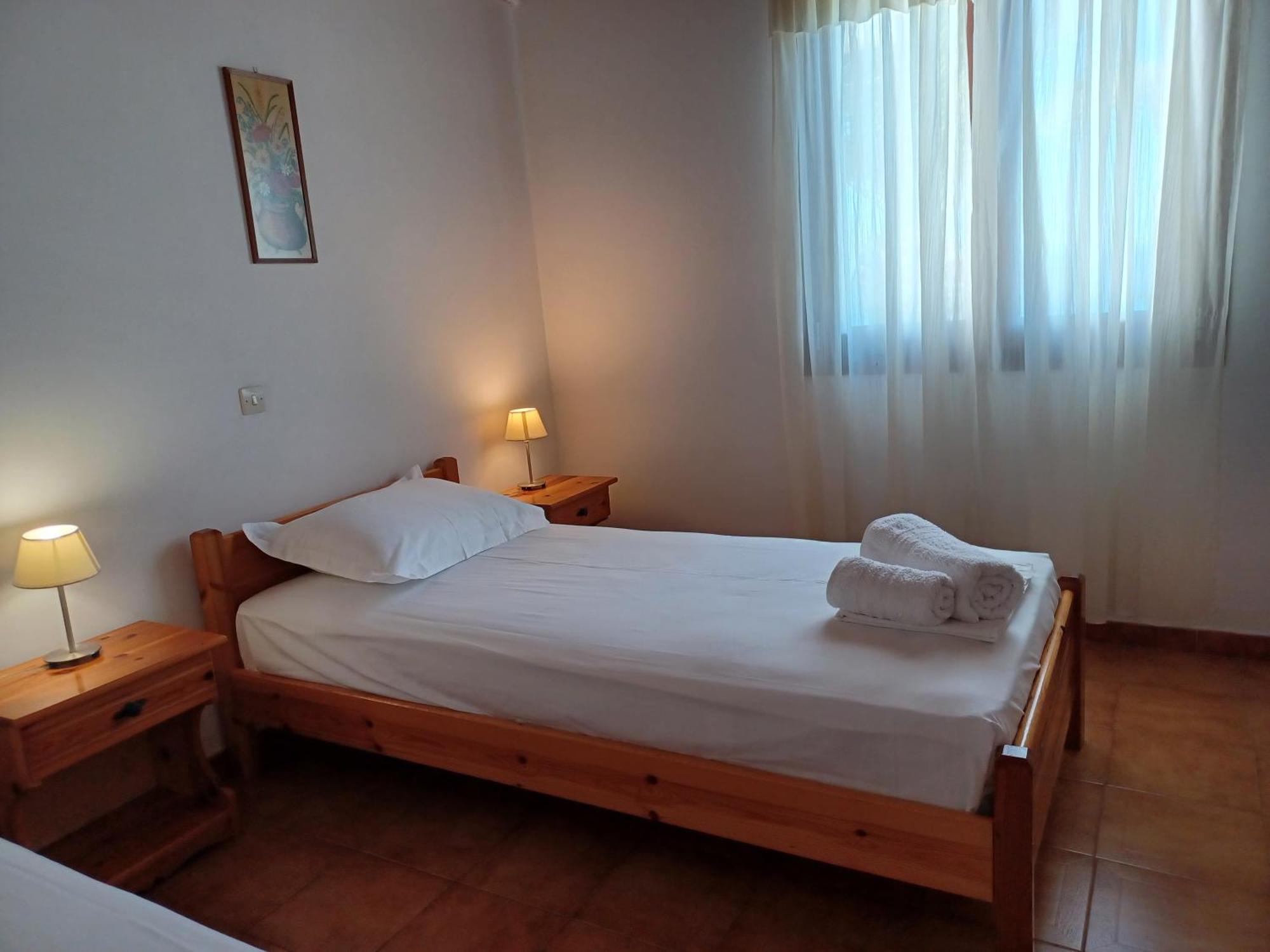 Nerissa Bungalow 2, Two Bedroom House With Sea View 스파르티아 외부 사진